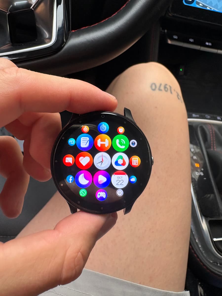 Smartwatch negro mostrando su menú de apps