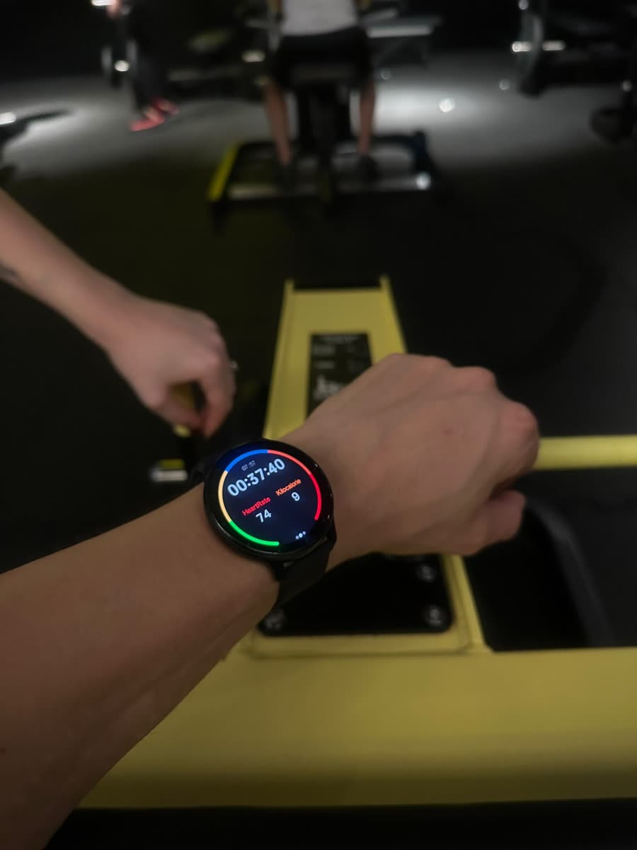 Smartwatch negro en la muñeca durante un entrenamiento